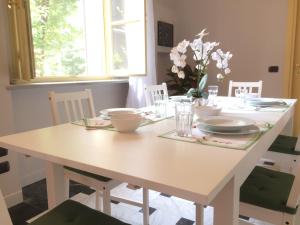 un tavolo bianco con piatti e ciotole di da Luigi New a Cremona