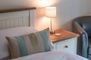 Postel nebo postele na pokoji v ubytování Killinallan Cottage