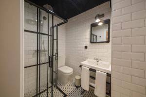 A bathroom at GARP HOTEL