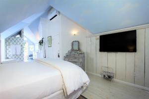 เตียงในห้องที่ The Napa Inn