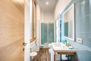 ローマにあるLa Residenza Suitesのバスルーム(洗面台、トイレ2つ付) +17枚の写真