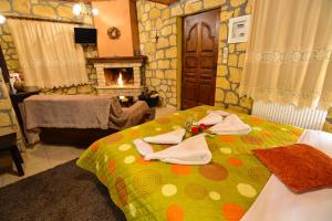 A bed or beds in a room at XENIOS ZEYS (ΞΕΝΙΟΣ ΖΕΥΣ)