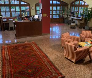 A seating area at Hotel Erbaluce