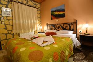 A bed or beds in a room at XENIOS ZEYS (ΞΕΝΙΟΣ ΖΕΥΣ)