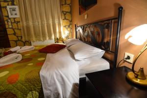 A bed or beds in a room at XENIOS ZEYS (ΞΕΝΙΟΣ ΖΕΥΣ)