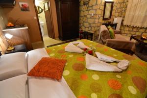 A bed or beds in a room at XENIOS ZEYS (ΞΕΝΙΟΣ ΖΕΥΣ)