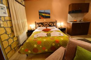 A bed or beds in a room at XENIOS ZEYS (ΞΕΝΙΟΣ ΖΕΥΣ)