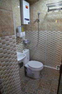 Bathroom sa Russian Hostel