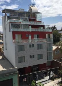 un edificio con una torre de reloj encima en Hotel Incamin Mirador, en Arequipa