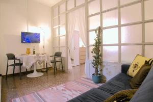 A seating area at Casa di Spagna