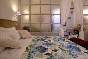 A bed or beds in a room at Casa di Spagna