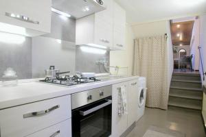 A kitchen or kitchenette at Casa di Spagna