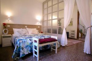 A bed or beds in a room at Casa di Spagna