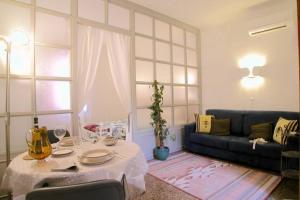 A seating area at Casa di Spagna