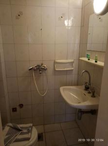 ルトラ・エディプソスにあるSofia Roomsのバスルーム(洗面台、トイレ付)