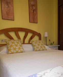 アレーナス・デ・サン・ペドロにあるEl Morezonのベッドルーム1室(大きな白いベッド1台、枕2つ付)
