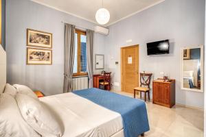 une chambre d'hôtel avec un lit et une télévision dans l'établissement La Residenza Suites, à Rome