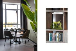 een eetkamer met een tafel en een boekenplank bij Hilversum City Apartments in Hilversum