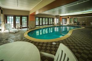 - une grande piscine dans une chambre d'hôtel dans l'établissement Spring House Inn, à Porter