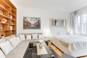 Postel nebo postele na pokoji v ubytování Exclusive Riverside Apartment in the Heart of Prague