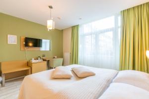 
a bedroom with a large bed and a large window at Hotel Port in Rotterdam
