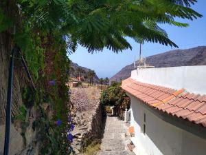 a stone path next to a building with a tree at Casa Gio in Arure