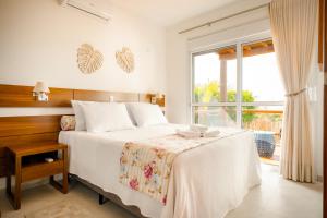 A bed or beds in a room at Pousada Residencial La Caracola