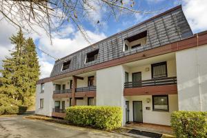ein Apartmenthaus mit Balkonen und Bäumen in der Unterkunft Apartment Stockholm in Winterberg