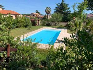 - une piscine dans la cour d'une maison dans l'établissement La Grange at Laroque, à Laroque-des-Albères