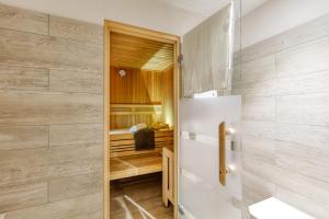 ein Bad mit einem begehbaren Kleiderschrank mit Holzwänden in der Unterkunft Apartment Stockholm in Winterberg + 17 Fotos