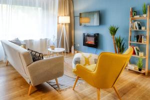 ein Wohnzimmer mit zwei Stühlen und einem Fernseher in der Unterkunft Apartment Stockholm in Winterberg