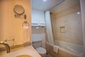 Marival Emotions Resort & Suites - All Inclusive في نويفو فايارتا: حمام مع حوض ومرحاض ودش