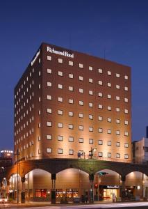 um edifício de hotel com uma placa na lateral em Richmond Hotel Kagoshima Kinseicho em Kagoshima