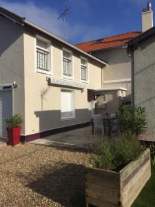 Biały dom ze stołem i patio w obiekcie PERROT w mieście Villers-sur-Mer