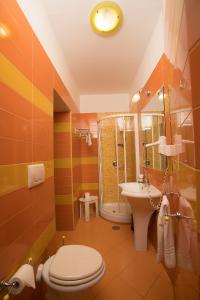 ナポリにあるホテル ポテンザのバスルーム(トイレ、洗面台、シャワー付)