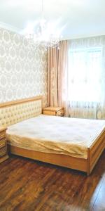 Un pat sau paturi într-o cameră la Apartment on Berezovskaya 34