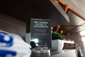Legacy Hotel at IMG Academy的证书、奖牌、标识或其他文件