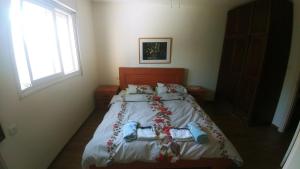 ein Schlafzimmer mit einem Bett mit zwei Puppen drauf in der Unterkunft Jerusalem Highest in Jerusalem