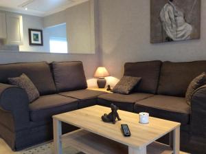 ein Wohnzimmer mit einer Couch und einem Couchtisch in der Unterkunft DE LANDSHOEVE vakantiewoningen in Zwalm