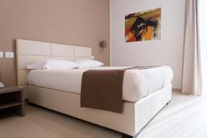 Voodi või voodid majutusasutuse Moma Hotel Wellness & Spa toas