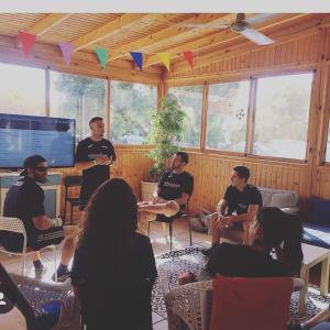 un grupo de personas sentadas en una habitación en Camping La Estanca, en Alcañiz