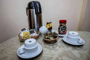 Příslušenství pro přípravu čaje a kávy v ubytování Hostal El Peregrino