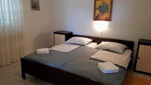 um quarto com uma cama com duas toalhas em Apartments Roviš em Tar