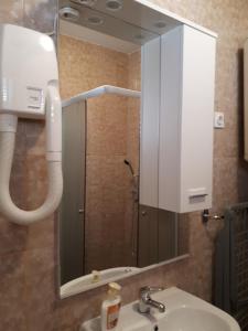 uma casa de banho com um lavatório e um espelho sobre um lavatório. em Apartments Roviš em Tar