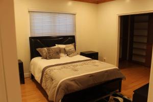 Katil atau katil-katil dalam bilik di Luxurious 3 BD in Culver City with POOL &HOT SPA +34 gambar
