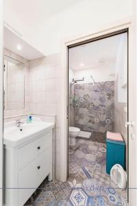 uma casa de banho com um lavatório e um WC em Casa Bianchera em Monfalcone