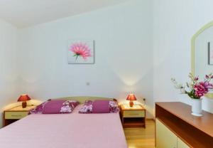 Tempat tidur dalam kamar di Apartments Kosta - 150 m from beach