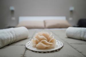 eine Blume auf einem Teller auf einem Tisch in der Unterkunft B&B Il Vicoletto in Castellammare di Stabia