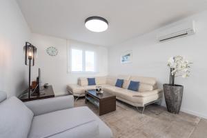 Posezení v ubytování Bekina, stylish rooftop pool apartment