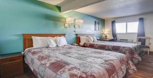 Postel nebo postele na pokoji v ubytování Americas Best Value Inn Greeley